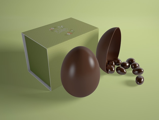 Uova di cioccolato di pasqua dell'angolo alto sulla tavola