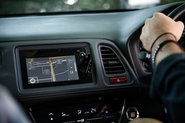 Usando a navegação em um carro para uma direção