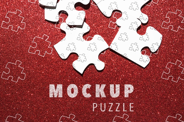 Uspořádání s dílky puzzle na červeném pozadí