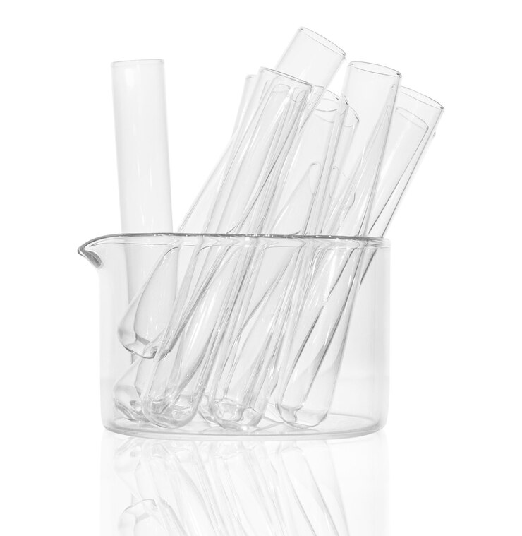 PSD utensiles médicaux une tasse avec des éprouvettes sur un fond blanc png