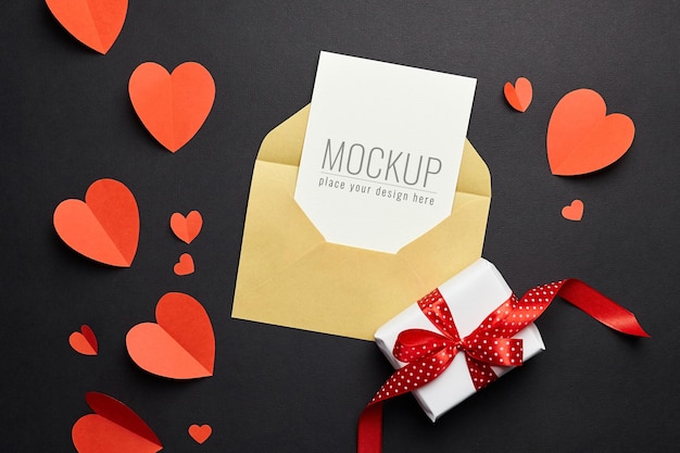 Valentinstagskartenmodell mit Umschlag, roten Herzen und Geschenkboxpapier