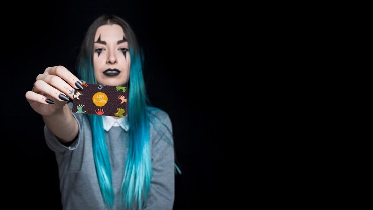 PSD vampiro feminino apresentando cartão de visita