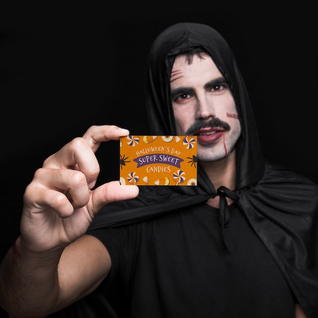 Vampiro presentando tarjeta de visita