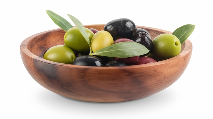 PSD una variedad de aceitunas en un cuenco de madera