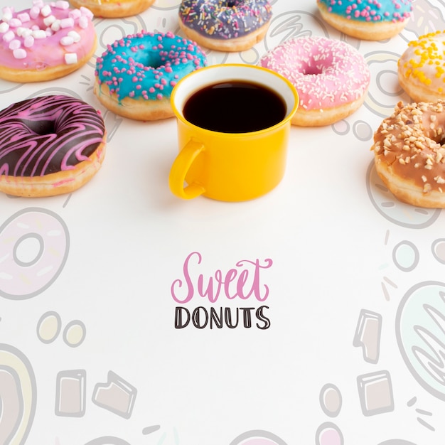 Variedade de donuts e café preto com mock-up