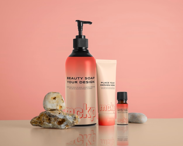 Variedade de produtos de banho e cosméticos em conjunto para presente