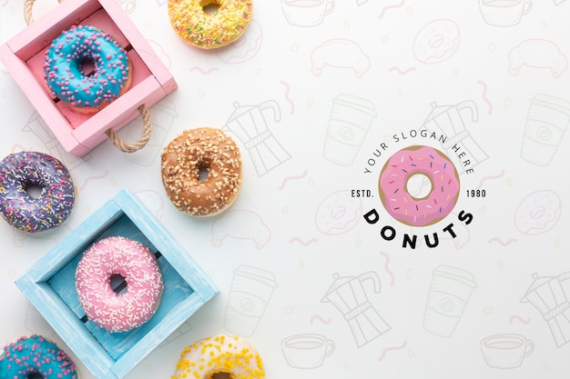 Variedade de rosquinhas coloridas com mock-up