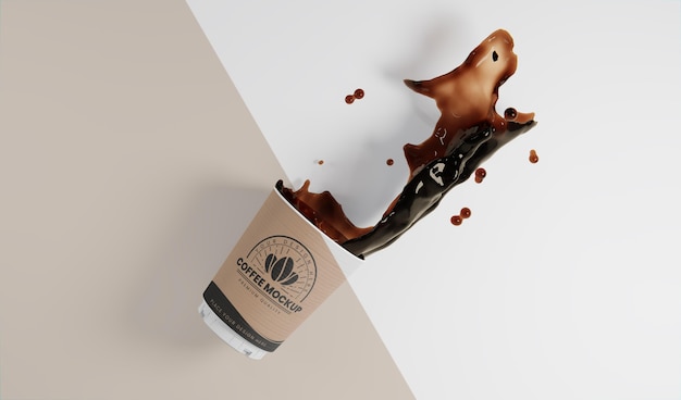 Variedade de xícara de café de papel com respingos de café