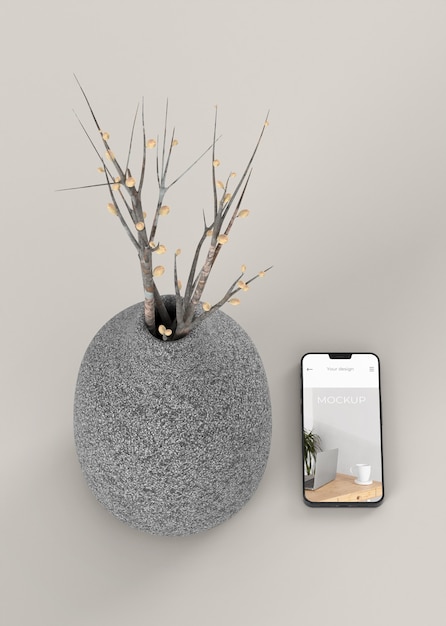 Variedade elegante com maquete de smartphone e vaso