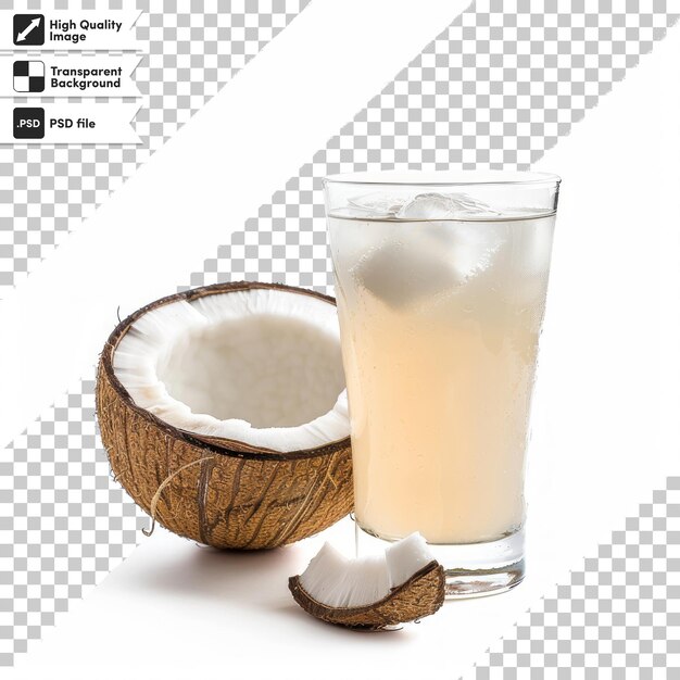 un vaso de agua de coco junto a un coco y un coco