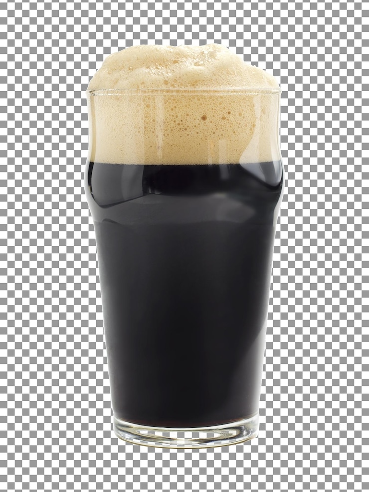 PSD un vaso de cerveza con una cabeza espumosa sobre fondo transparente