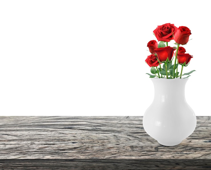 PSD vaso com rosas vermelhas em uma mesa de madeira com fundo transparente