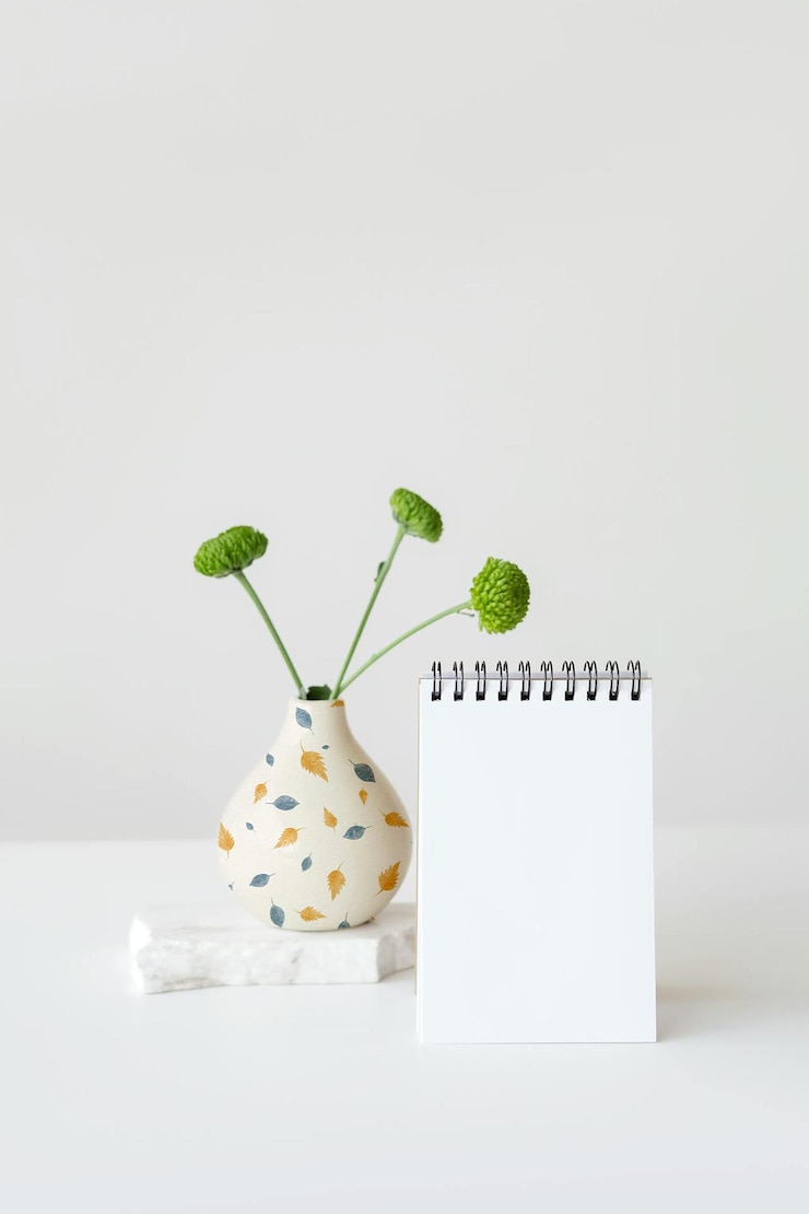 PSD vaso di fiori bianchi con aquiloni colorati design psd mockup