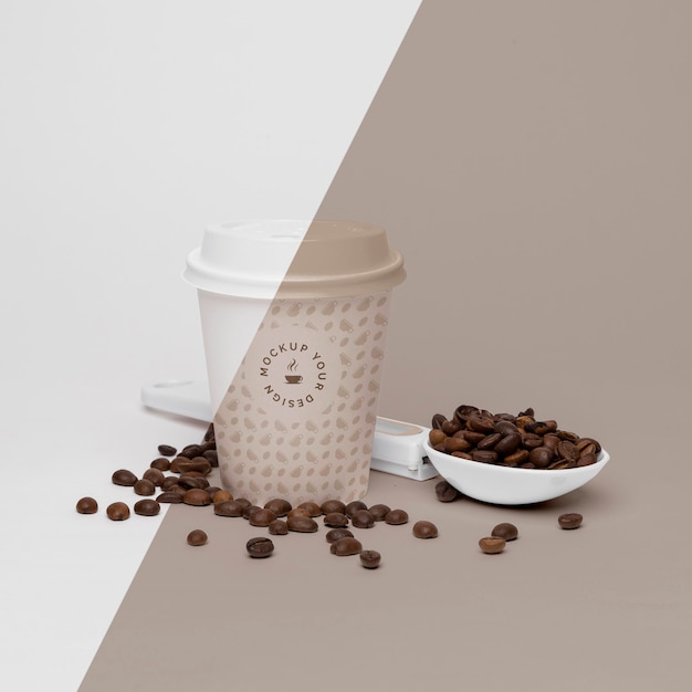 Vaso de plástico con granos de café