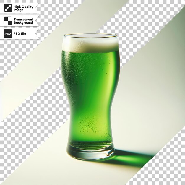 Vaso PSD de cerveza verde sobre un fondo transparente con capa de máscara editable