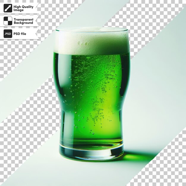 Vaso PSD de cerveza verde sobre un fondo transparente con capa de máscara editable