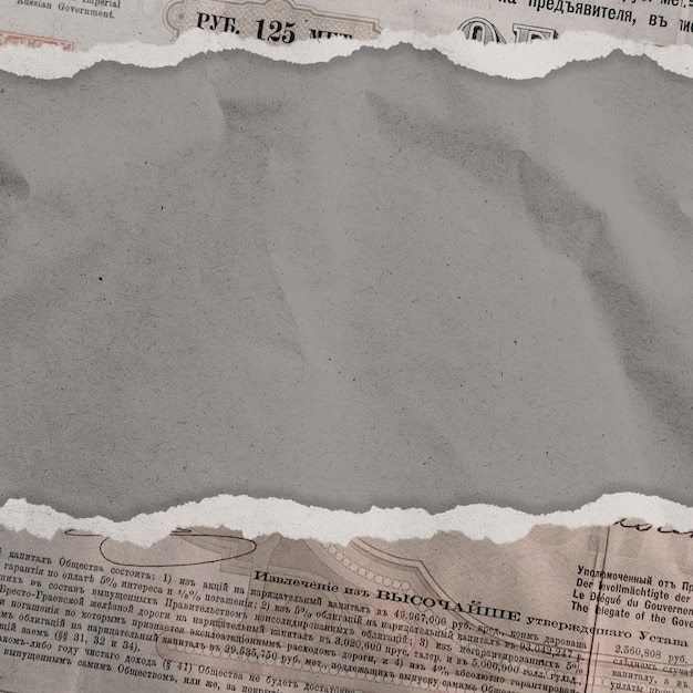 Vecchio giornale strappato su sfondo marrone