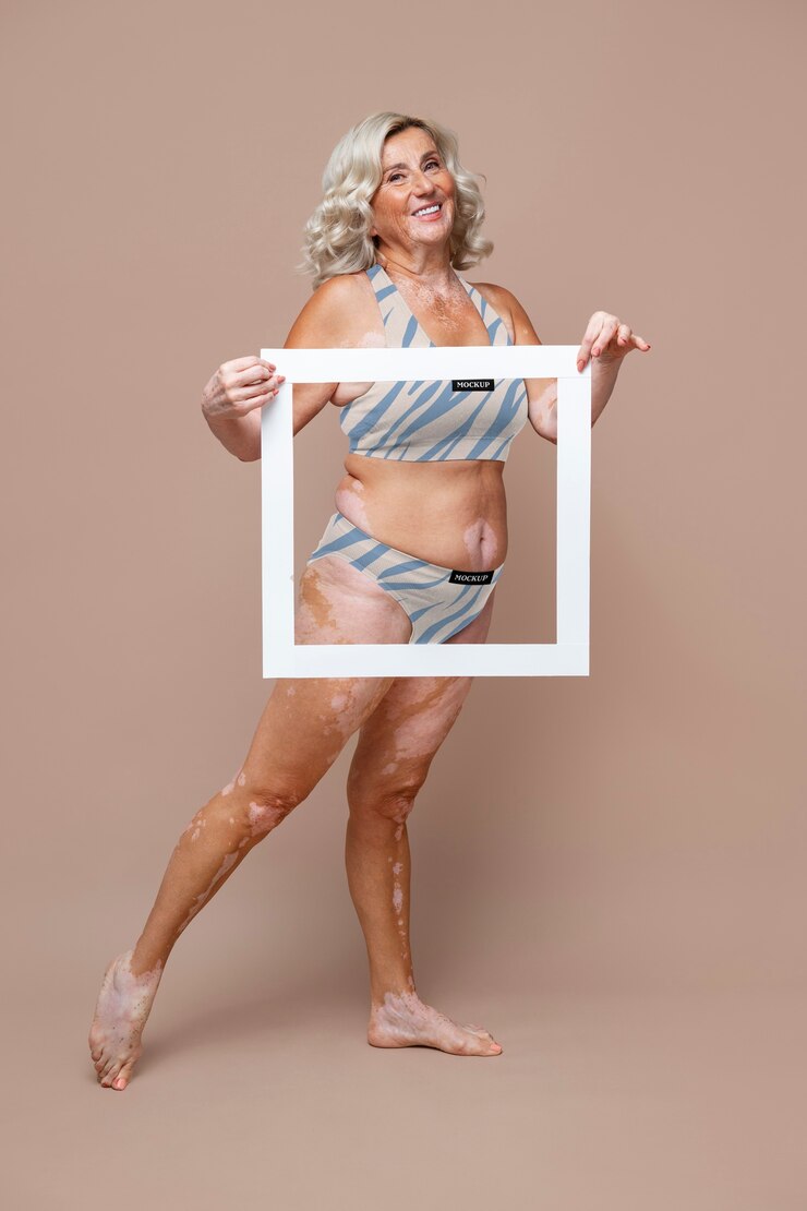 PSD velha confiante usando maquete de maiô
