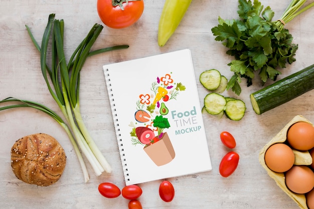 Verduras frescas y maqueta de cuaderno