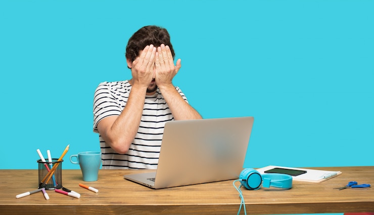 PSD verrückter mit laptop in trauriger pose