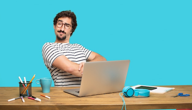 PSD verrückter mit laptop in zufriedener pose