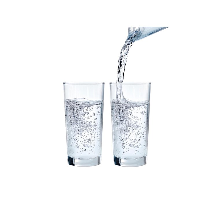 Versare l'acqua nei bicchieri