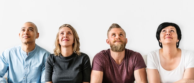 Verschiedene Leute, die mit durchdachtem Gesichtsausdruck sitzen