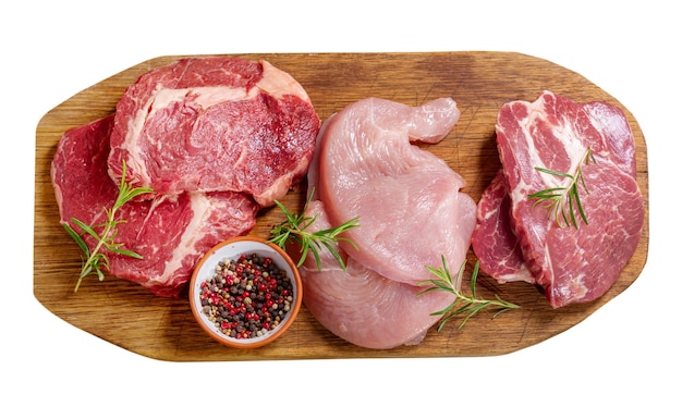 Verschiedenes frisches Fleisch mit Rosmarin auf Holzbrett, isoliert auf durchsichtigem Hintergrund