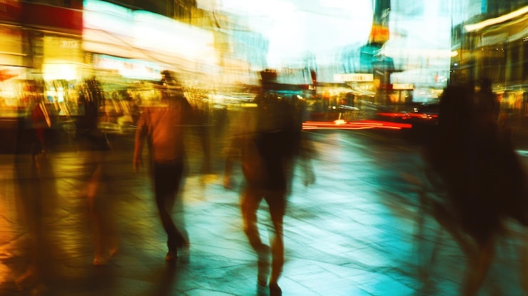 PSD verschwommene stadtstraßenszene in der nacht mit fußgängern