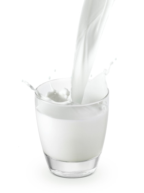 Verser deux verres de lait créant un fond transparent éclaboussé