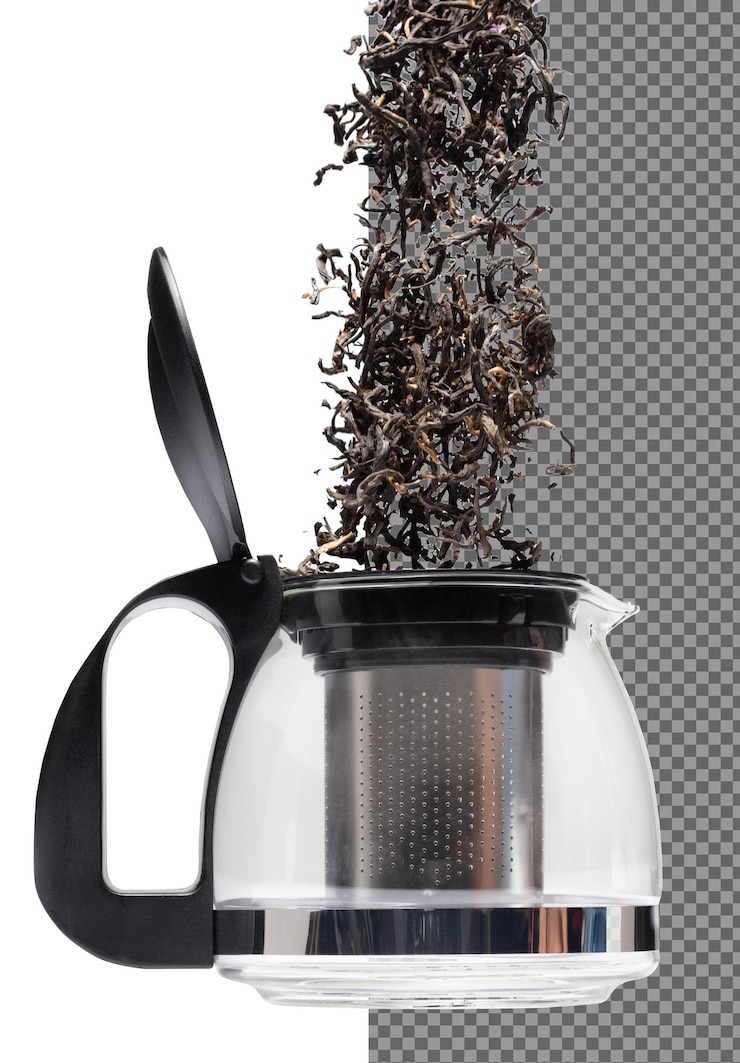 PSD verter hoja de té negra en la tetera mujer verter té verde dejar abajo a la tetera de vidrio con mango y filtro de hoja fondo blanco movimiento de congelación de lanzamiento aislado