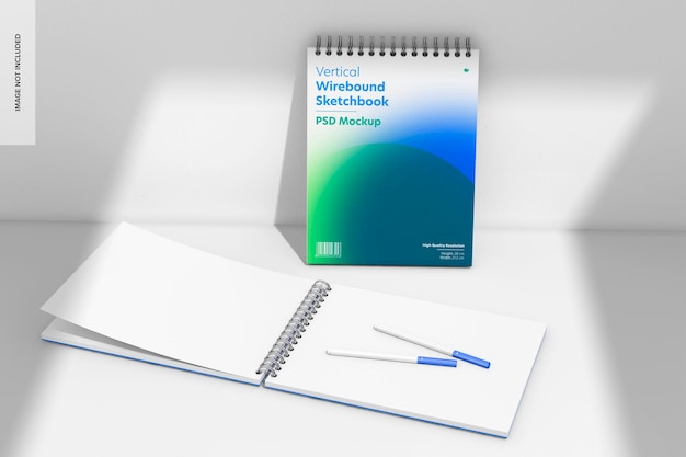 Vertikales drahtgebundenes Skizzenbuch-Mockup, gelehnt