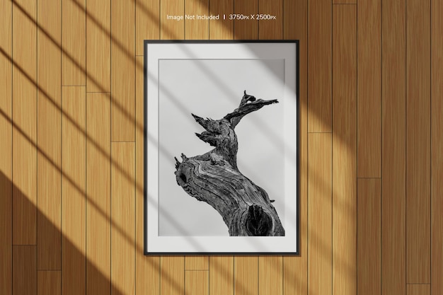 Vertikales schwarzes Poster oder Fotorahmenmodell, das mit Fensterschatten an der Wand hängt. 3D-Rendering.
