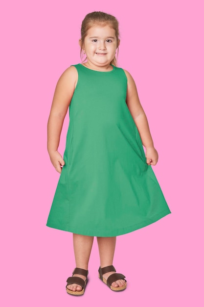 El vestido verde de la chica de 39 años es una maqueta de psd de cuerpo completo.