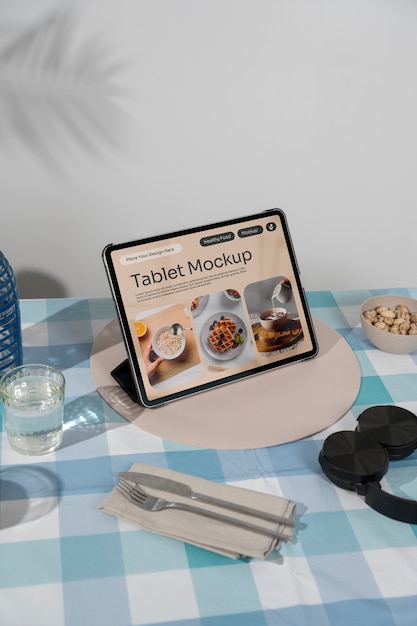 Vida muerta de la maqueta de la tableta en la mesa