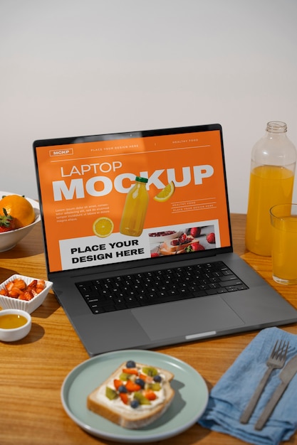 Vida muerta de la maqueta de la tableta en la mesa
