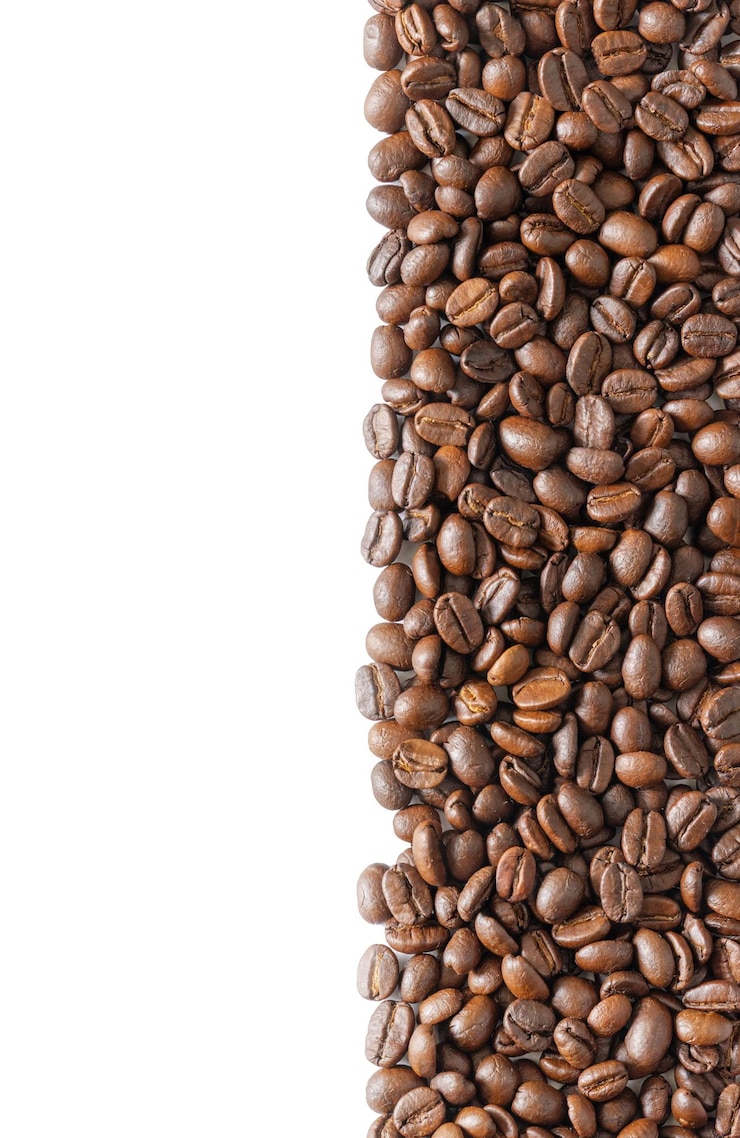 PSD viele geröstete kaffebohnen auf weißem hintergrund kaffeebohnen grenzen an einen bereich für den kopierraum