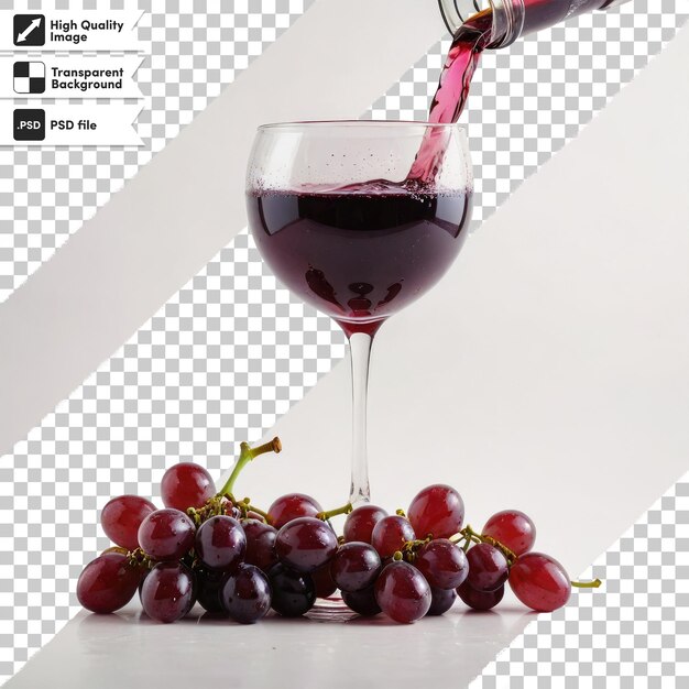 PSD vin rouge psd versé dans un verre avec des raisins sur un fond transparent avec une couche de masque modifiable