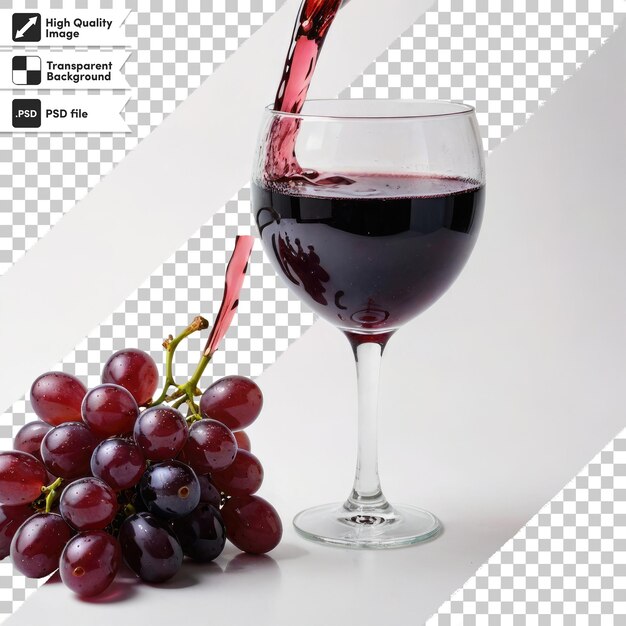 PSD vino tinto psd vertido en vaso con uvas sobre un fondo transparente con capa de máscara editable