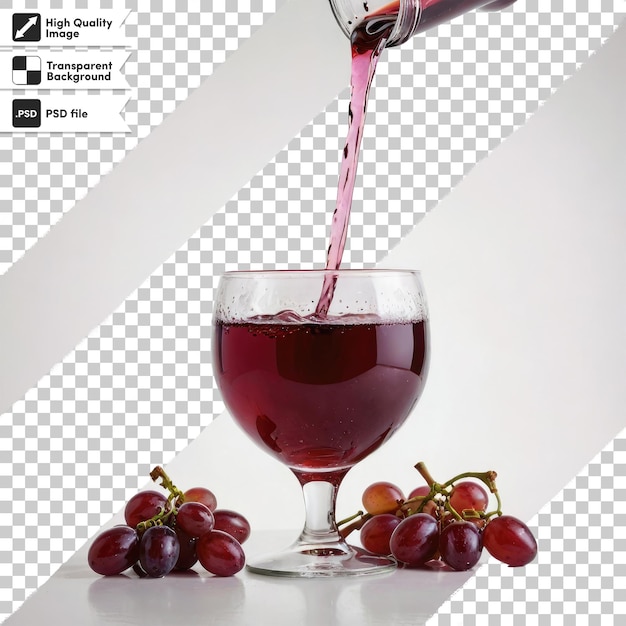 PSD vino tinto psd vertido en vaso con uvas sobre un fondo transparente con capa de máscara editable