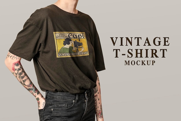 Vintage-t-shirt-modell, übergroße kleidung mit logo-design psd