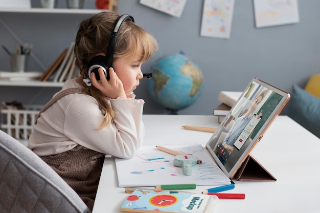 PSD virtuelles klassenzimmer und studieren mit laptop-modell