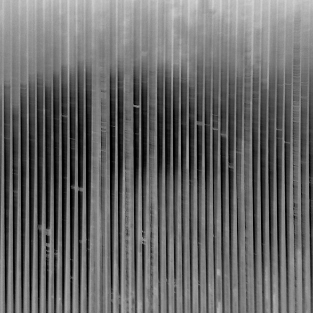 Visão em close-up de uma superfície de metal texturizada com linhas verticais
