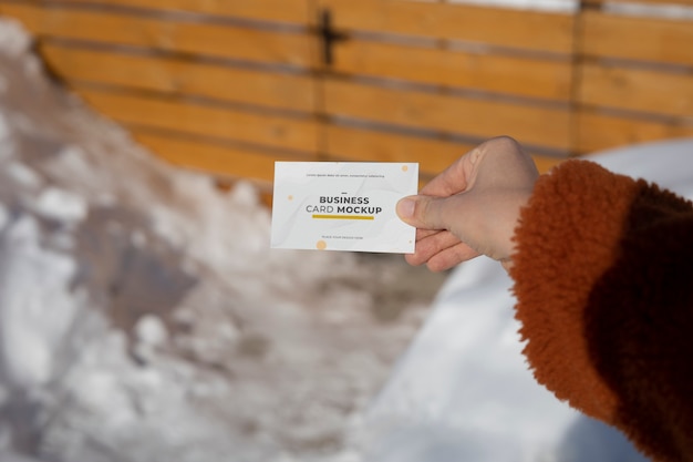 Visite a maquete do cartão ao ar livre na neve