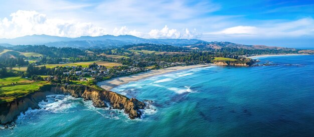 Vista aérea de la ciudad costera y la playa