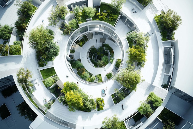 PSD vista aérea de un complejo residencial circular sostenible con numerosos jardines en la azotea y espacios verdes