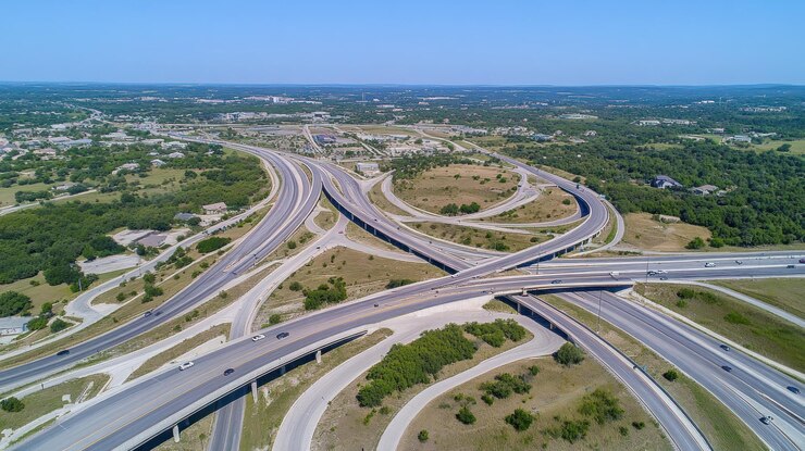 PSD vista aérea de un complejo sistema de intercambio de carreteras en un paisaje suburbano