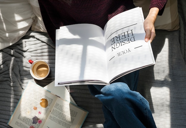 Vista aérea, de, mulher, lendo um livro