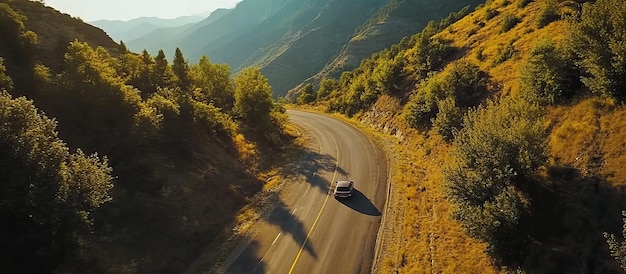 Vista aérea de uma estrada sinuosa através das montanhas