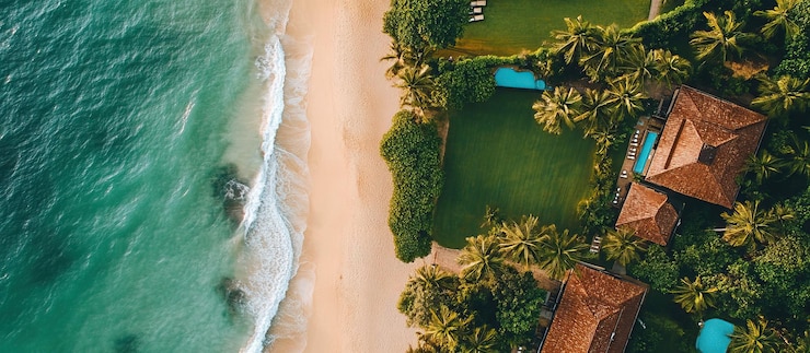 PSD vista aerea di una villa tropicale con spiaggia e oceano